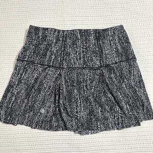 Lululemon Lost In Pace Skirt 
Air Time White Black